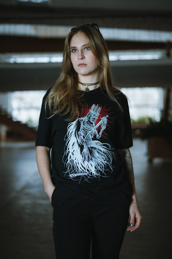 Black unisex t-shirt made from organic cotton with No kings print on it.